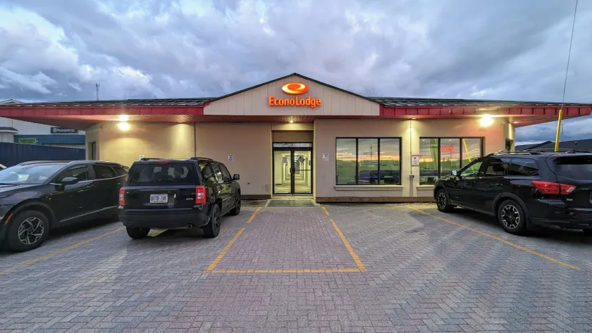 Econo Lodge - Image 1