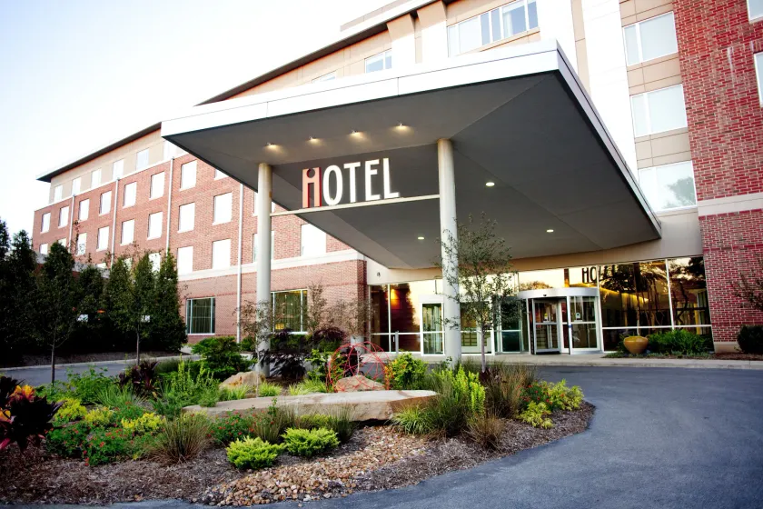 I Hotel And Illinois Conference Center - Image 1