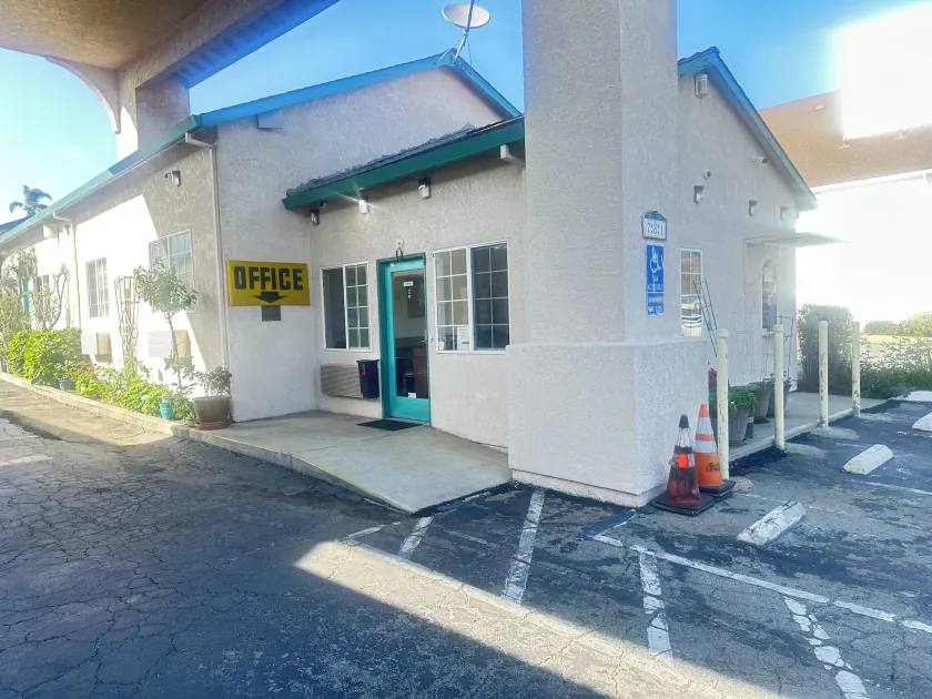 Royal Inn - Image 1