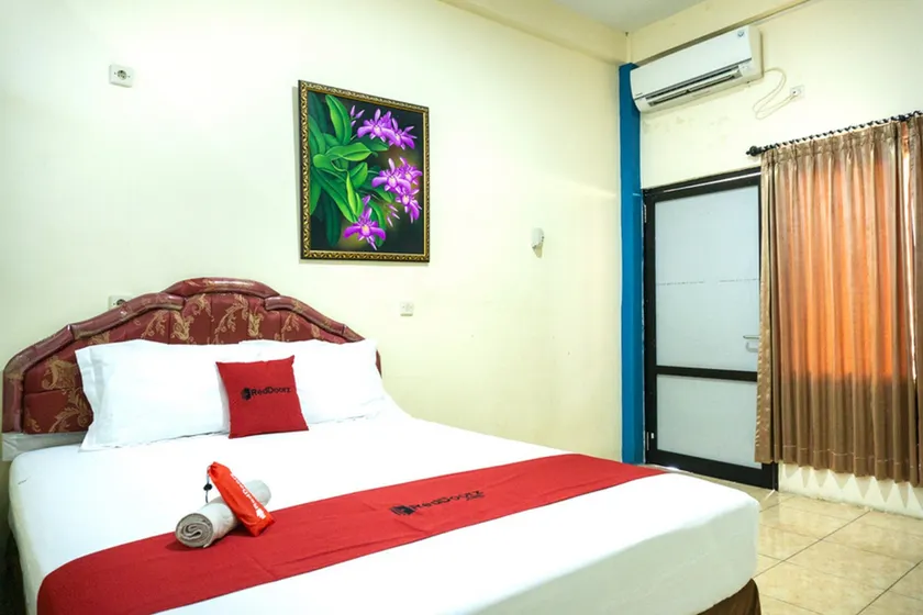RedDoorz near H. Hasan Aroeboesman Airport - Image 1
