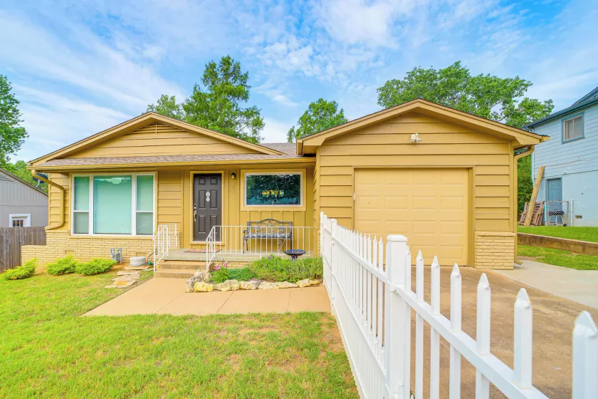 Family-friendly Sand Springs Home ~ 8 Mi to Tulsa! - Image 1