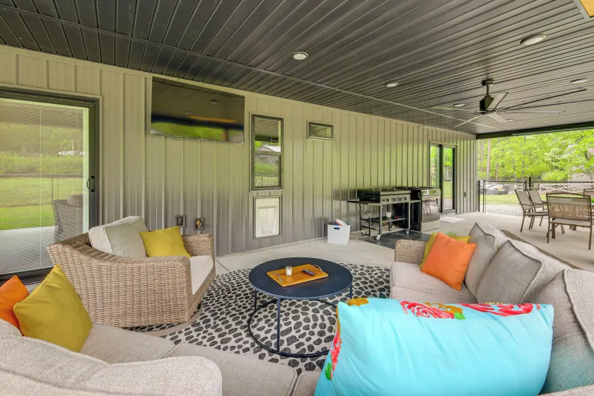 Modern-style Home w/ Patio, Near Greers Ferry Lake - Image 1