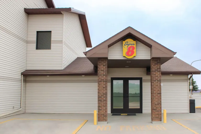 Super 8 by Wyndham Williston ND - Image 1