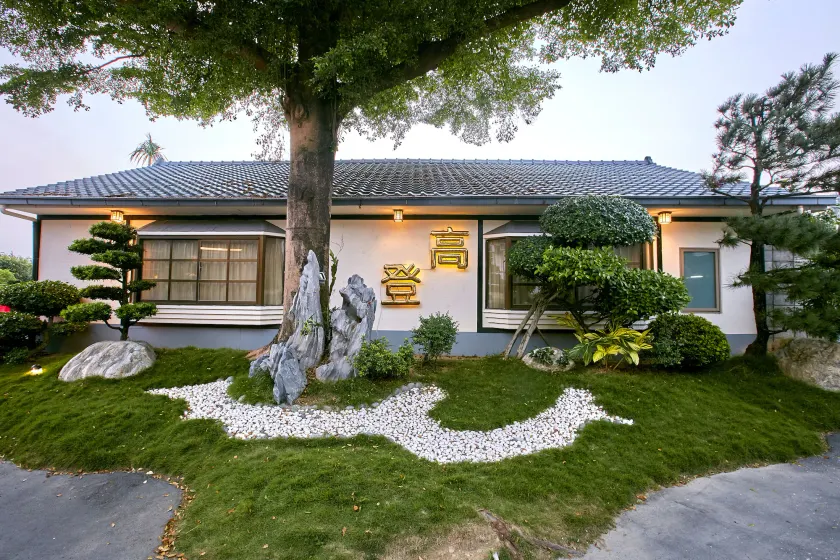 Gold Motel - Image 1