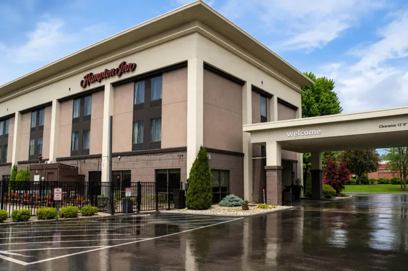 Hampton Inn Summersville - Image 1