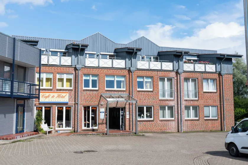Hotel am Holzhafen - Image 1