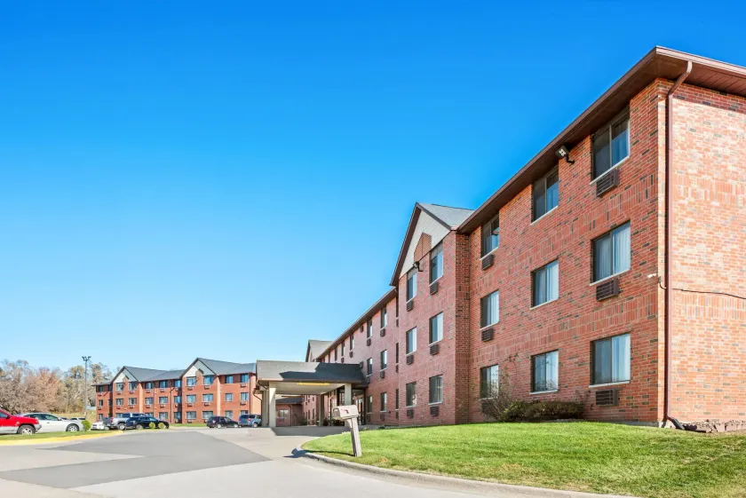 Days Inn & Suites by Wyndham Des Moines Airport - Image 1