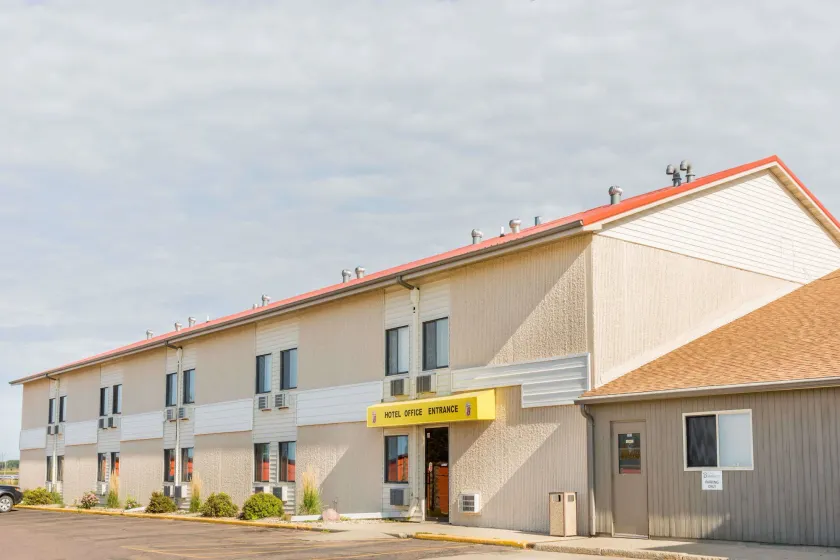 Super 8 by Wyndham Luverne - Image 1