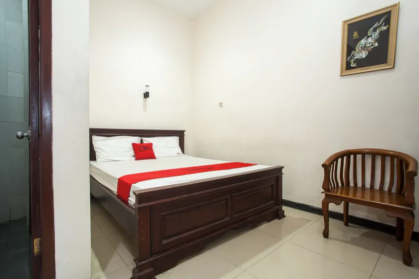 RedDoorz @ Raya Ngagel 2 - Image 1