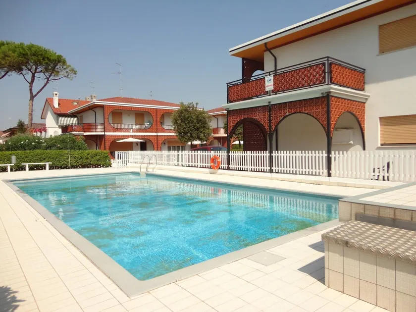 Beautiful Villa With Garden and Pool for 8 People - Image 1