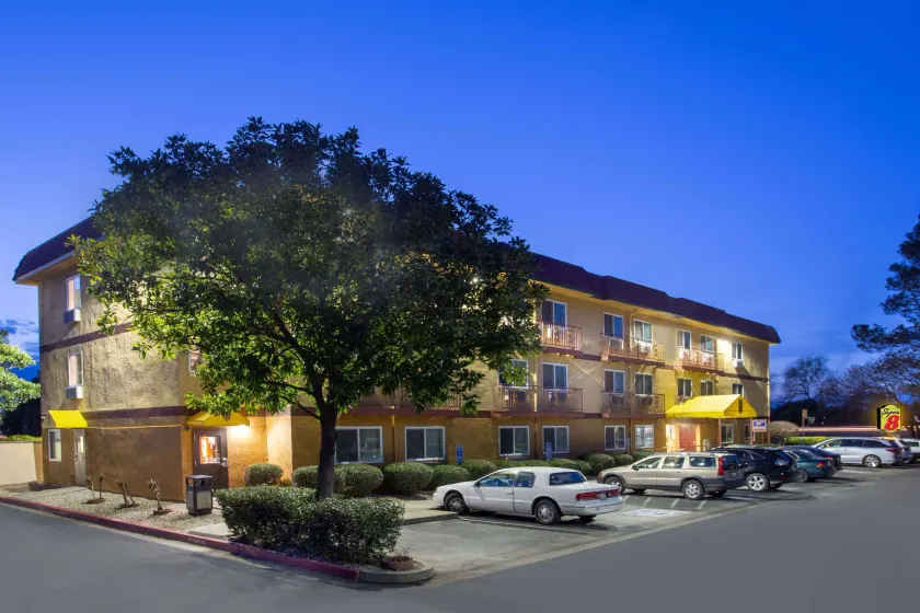 Super 8 by Wyndham Chico - Image 1