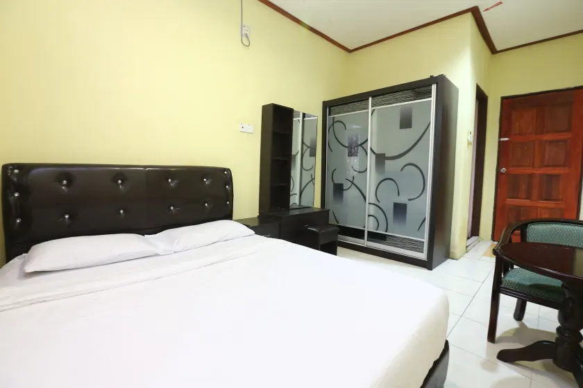 OYO 89819 Raz Hotel Kelulut - Image 1