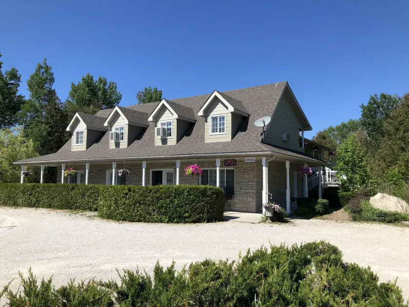 Adventure the Bruce Inn - Recently Renovated With Outdoor Hot Tub - Image 1