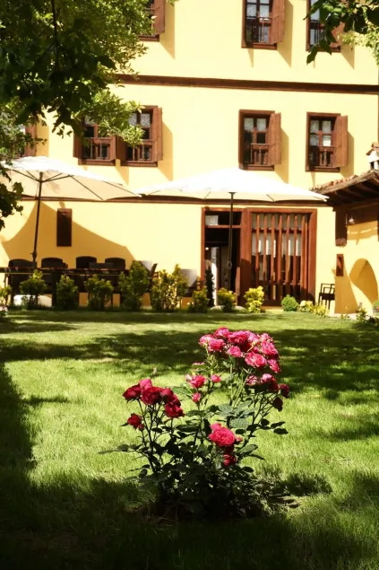 Sari Konak Otel - Image 1