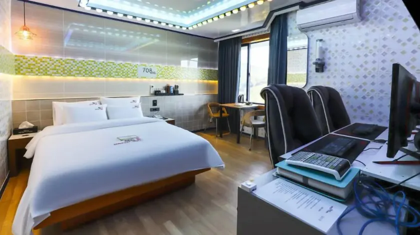 Hotel Eat Dot Com Alpeuseu Oncheon - Image 1