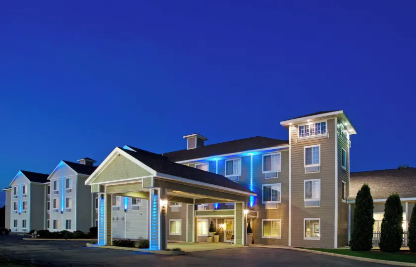 Holiday Inn Express & Suites New Buffalo, MI by IHG - Image 1