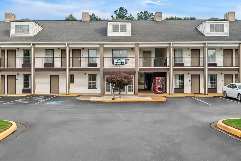 Days Inn by Wyndham Spartanburg - Image 1