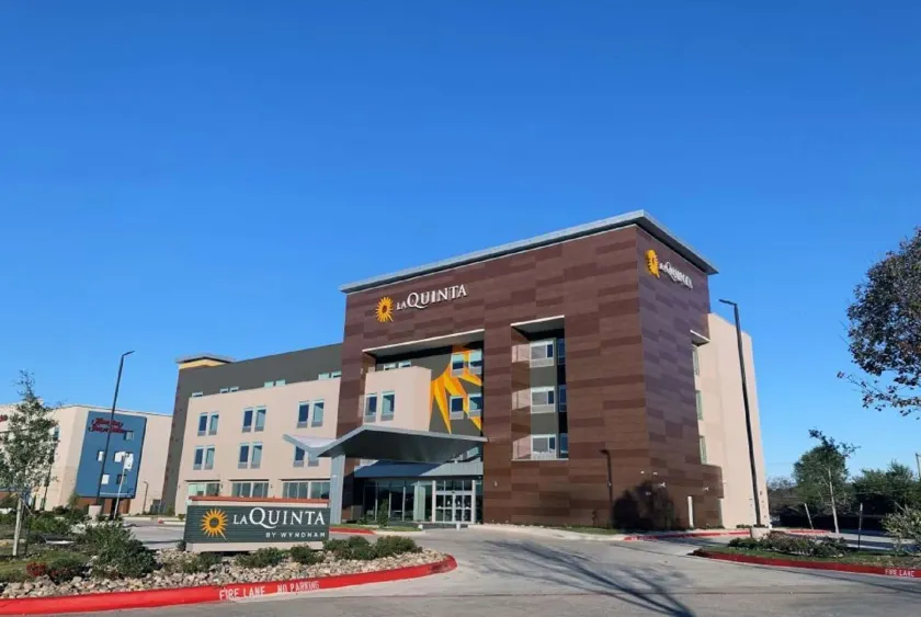 La Quinta Inn & Suites by Wyndham Dallas/Fairpark - Image 1