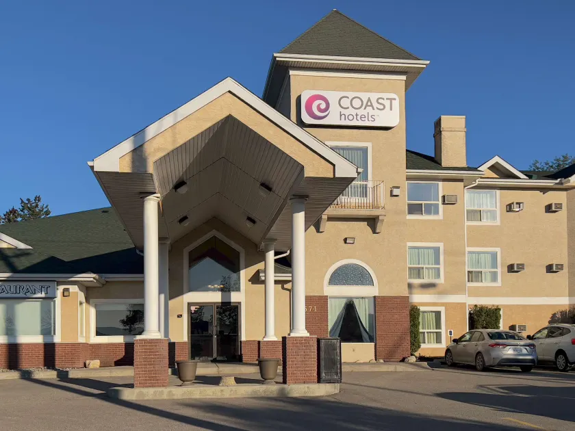 Coast Hinton Hotel - Image 1