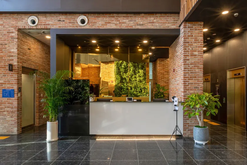 Urban-Est Hotel - Image 1