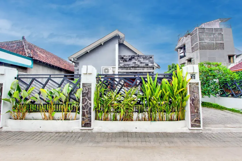 OYO 94851 Watulumpang 1 Guest House - Image 1