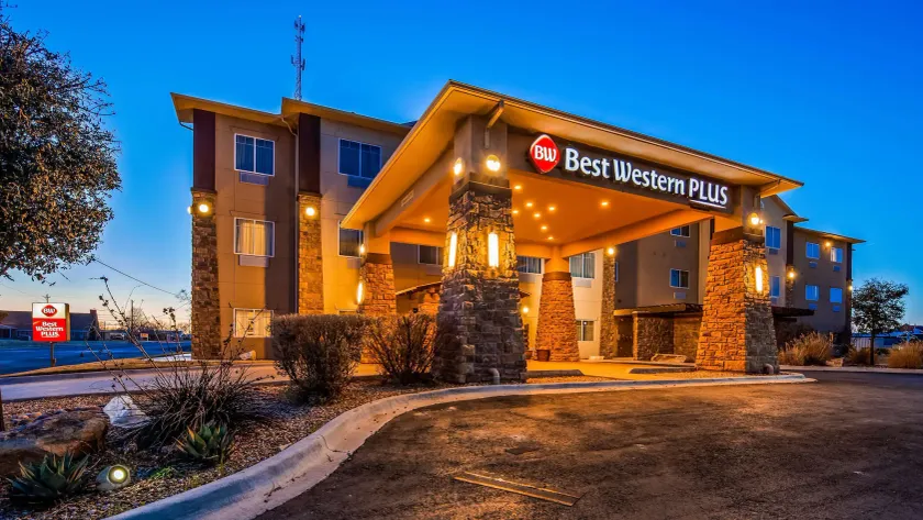 Best Western Plus Seminole Hotel & Suites - Image 1