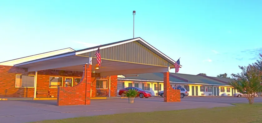 Lake Eufaula Inn & Suites - Image 1