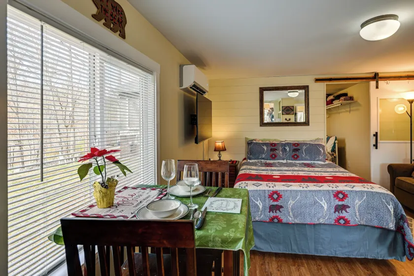 Unwind w/ a Shared Hot Tub: Cozy Whittier Getaway - Intérieur