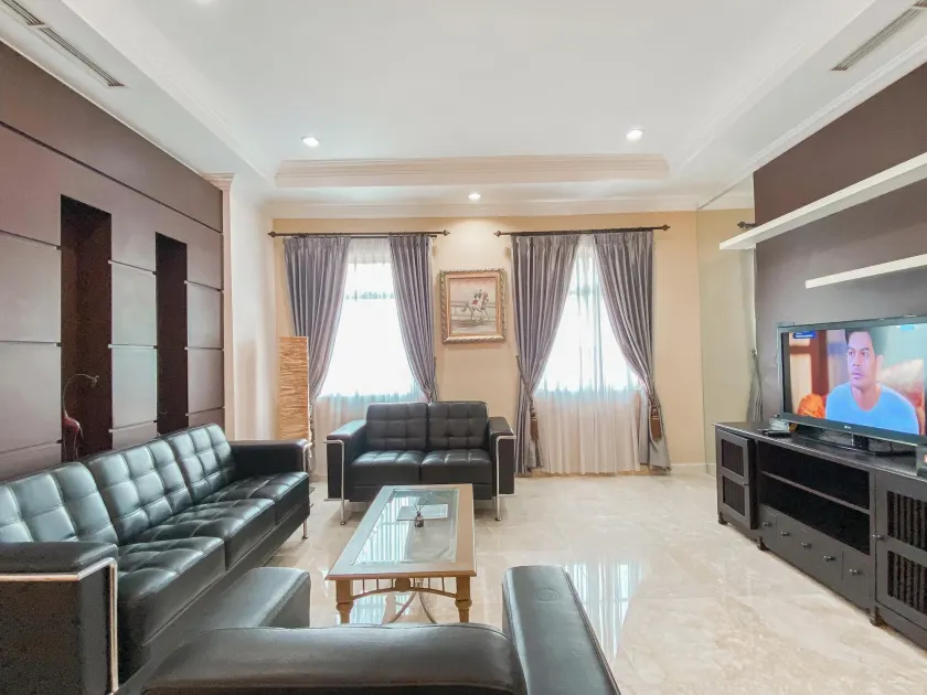 Spacious And Modern Look 3Br Bellezza Apartment - Image 1