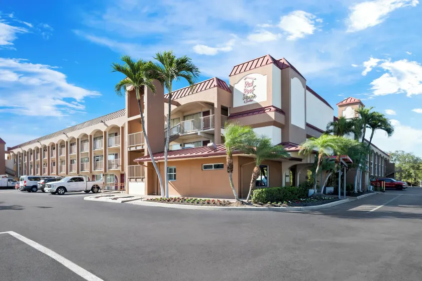 Red Roof Inn PLUS+ & Suites Naples Downtown-5th Ave S - Image 1