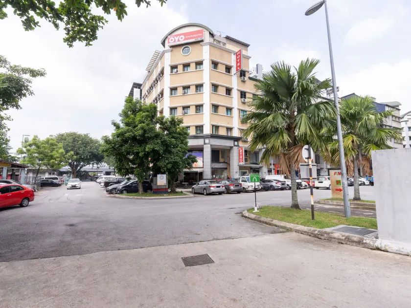 OYO 89717 Budget Star Hotel - Image 1