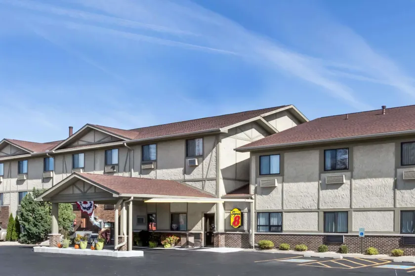Super 8 by Wyndham Ottawa Starved Rock - Image 1