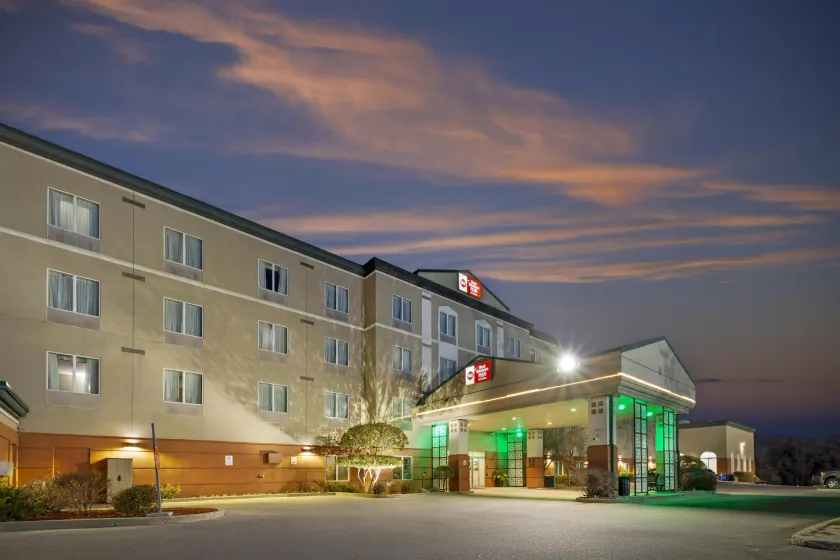 Best Western Plus Pembina Inn & Suites - Image 1