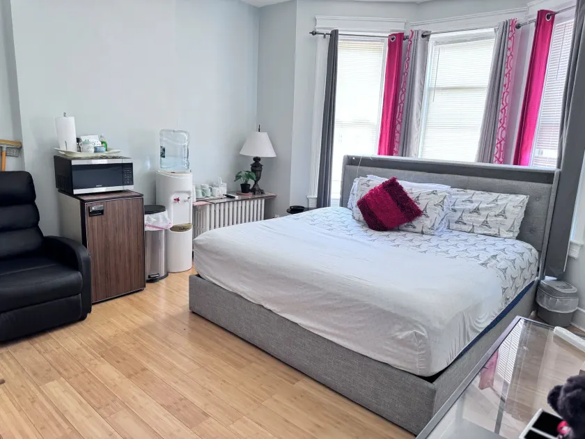 7 chambres privées avec jacuzzi, places de parking pour massages - Image 1