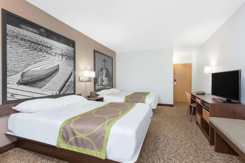 Super 8 by Wyndham Kenora - Image 1