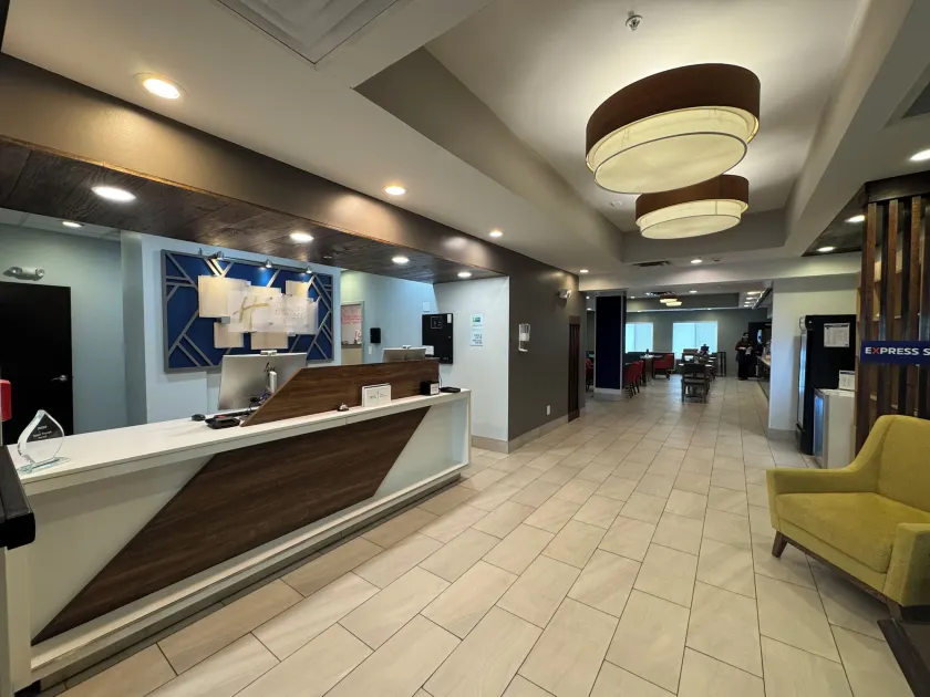 Holiday Inn Express Hotel & Suites Cincinnati-Blue Ash by IHG - Vestíbulo