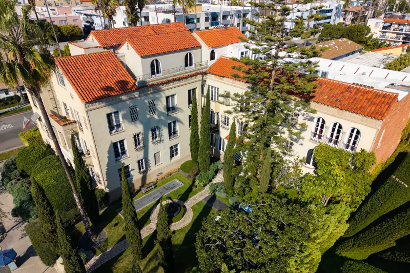 Maison Twenty Seven - Image 1
