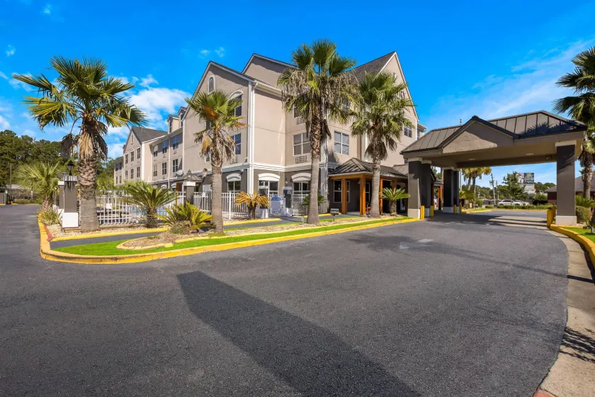 Country Inn & Suites by Radisson, Hinesville, GA - Image 1