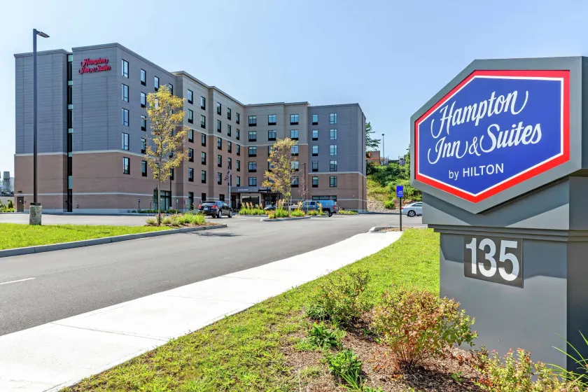 Hampton Inn & Suites Boston/Waltham - Image 1