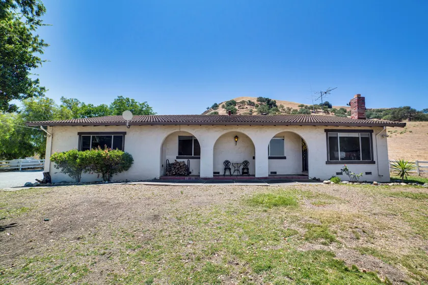 Fenced Yard & Outdoor Bar: Hillside Paicines Home! - Image 1