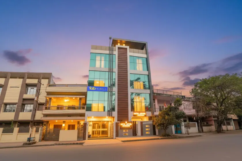 FabHotel Super 3 Premium - 800m from Kashi Vishwanath Temple - Image 1