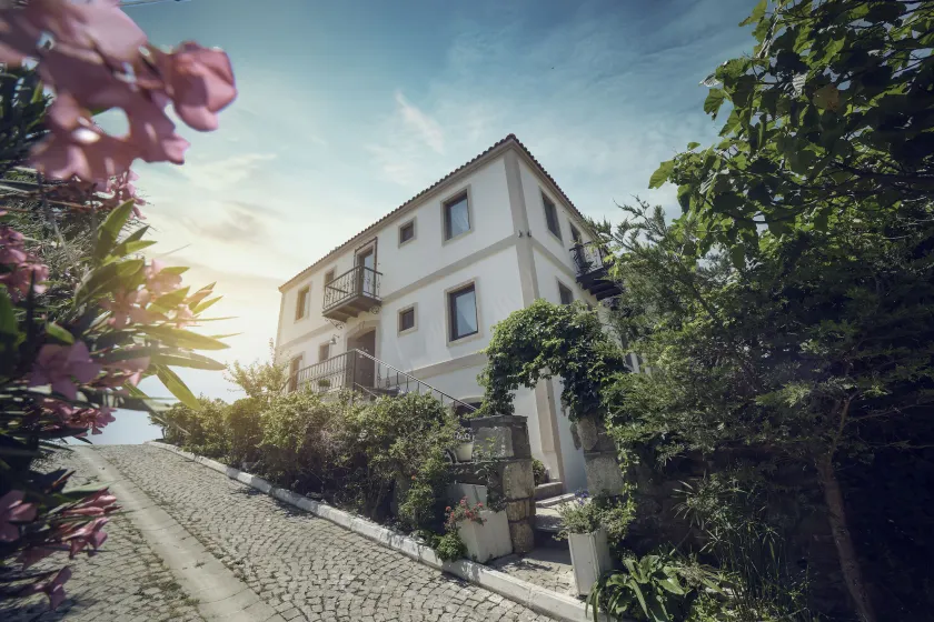 Alesta Hotel - Image 1