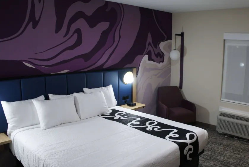 La Quinta Inn & Suites by Wyndham Memphis East - Image 1