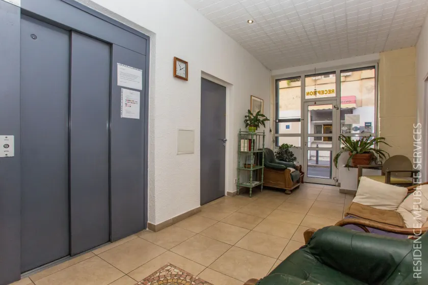 Résidence Meublée Services - Entrada (vista interna)