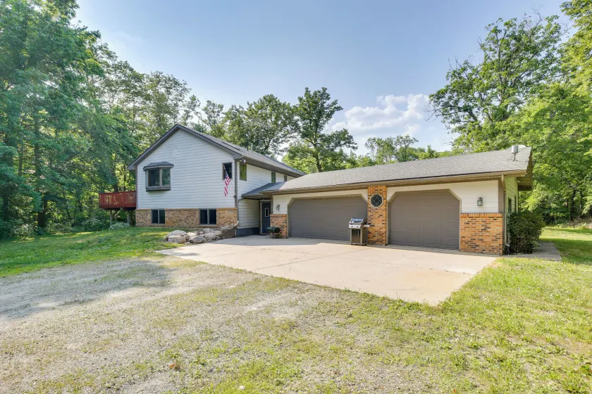 Faribault Home w/ Deck Near Cedar Lake Boat Ramp! - Interiør