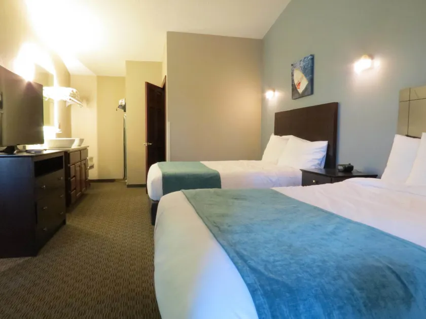 Edgewater Hotel and Suites - Image 1