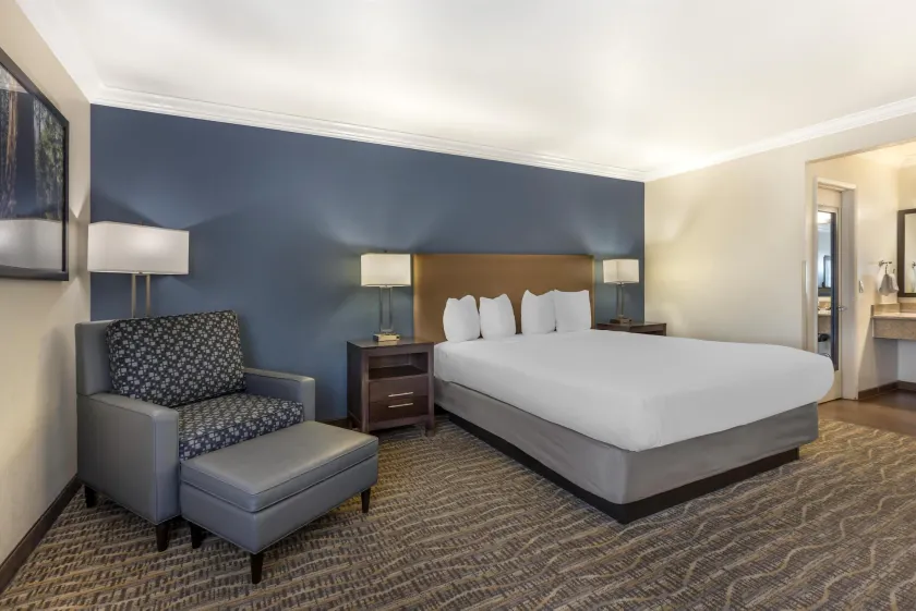 Best Western Town & Country Lodge - Image 1
