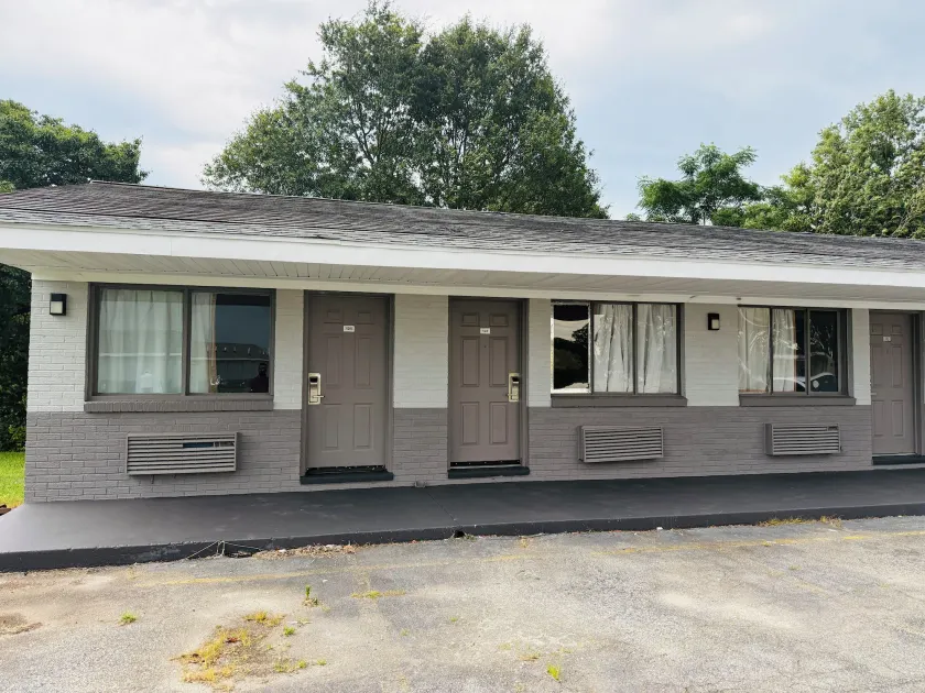 Sun N Sand Motel - Image 1