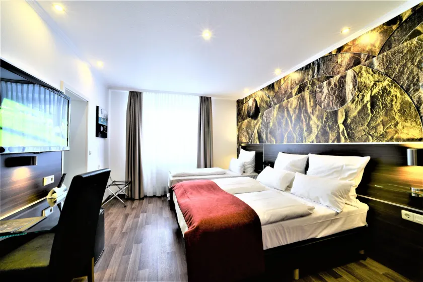 Ascot Hotel - Image 1