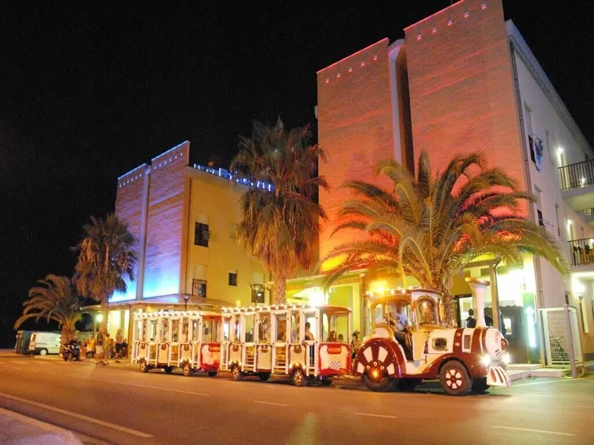 Aloha Park Hotel - Image 1